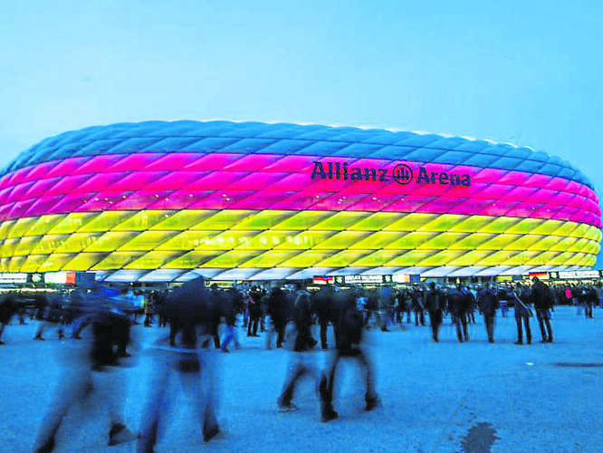 209736320-allianz-arena-erstrahlt-in-schwarz-rot-gold-vier-mal-finden-hier-waehrend-fussball-em-2020-spiele-statt-Rxee