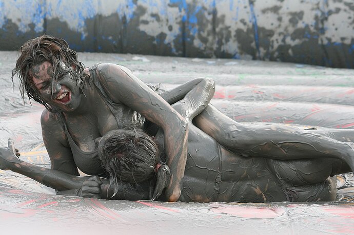 Women_Mud_Wrestling