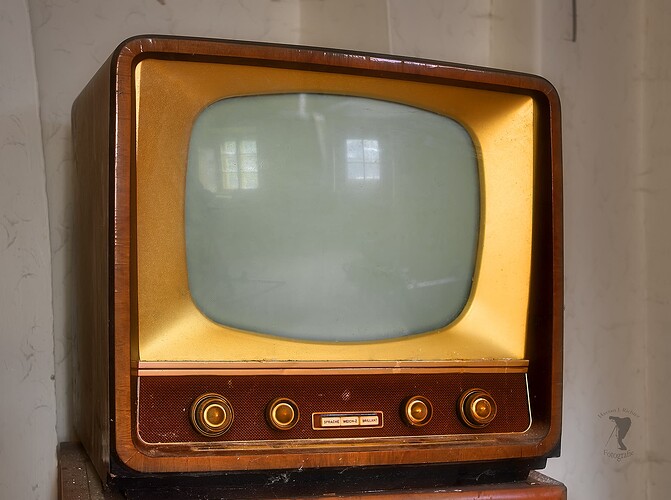 Roehrenfernseher_2021_39x29