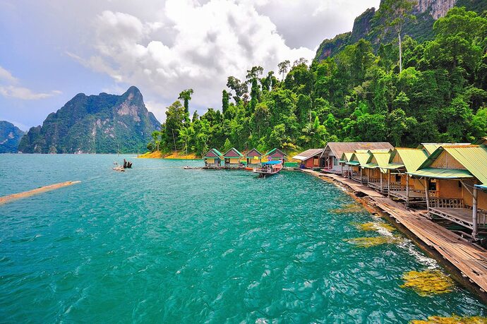 thailand-mit-dem-langboot-werden-besucher-auf-dem-malerischen-chiao-lan-see-im-khao-sok-nationalpark-zu-den-schwimmenden-hacc88usern-der-einheimischen-transportiert-thailand-ability-riddle-1200x80