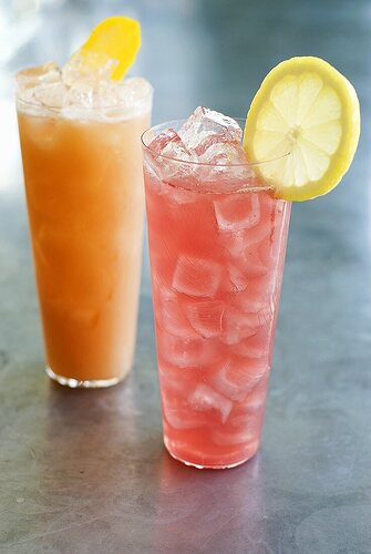 00283563-Zwei-Frucht-Cocktails-mit-Eis