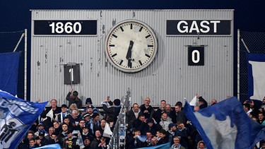 26.10.2021, Bayern, München: Fußball: DFB-Pokal, TSV 1860 München - FC Schalke 04, 2. Runde, Stadion an der Grünwalder Straße. Die Anzeige zeigt den Spielstand zum 1:0 durch den Treffer von Lex von 1860. Foto: Angelika Warmuth/dpa - WICHTIGER HINWEIS: Gemäß den Vorgaben der DFL Deutsche Fußball Liga bzw. des DFB Deutscher Fußball-Bund ist es untersagt, in dem Stadion und/oder vom Spiel angefertigte Fotoaufnahmen in Form von Sequenzbildern und/oder videoähnlichen Fotostrecken zu verwerten bzw. verwerten zu lassen. +++ dpa-Bildfunk +++ | Bild: dpa-Bildfunk/Angelika Warmuth